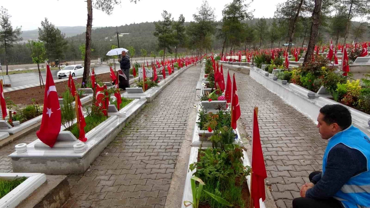 Kahramanmaraş\'ta depremde hayatını kaybedenlerin defnedildiği mezarlıkta buruk bayramlaşma