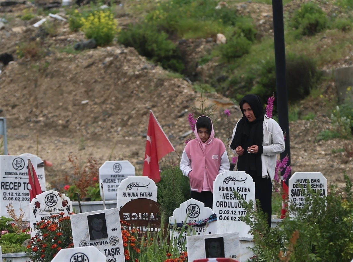 Depremde kaybedilen yakınlarının mezarları ziyaret edildi