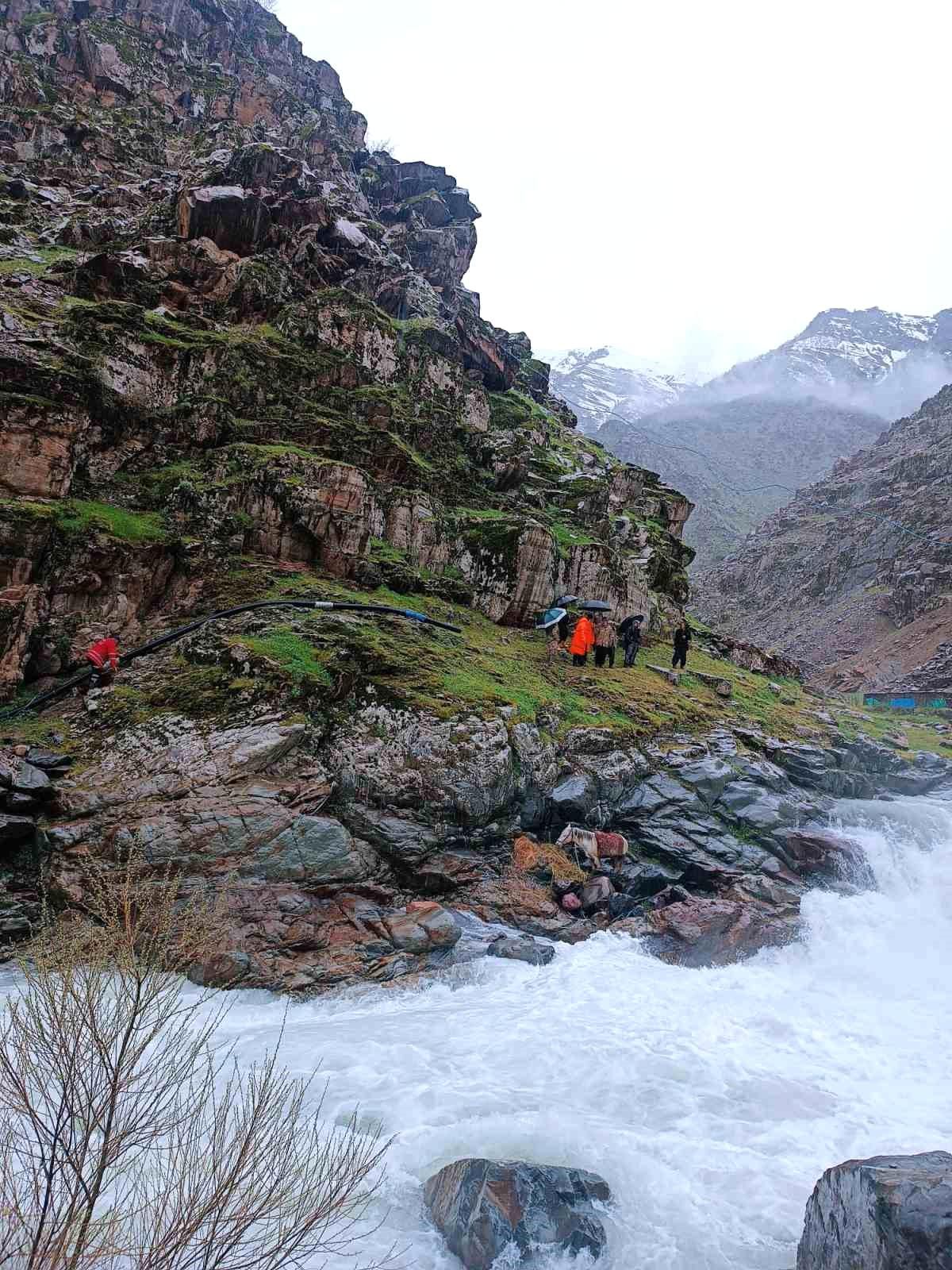 Hakkari\'de dereye düşen at 7 saatlik çalışma sonucunda kurtarıldı