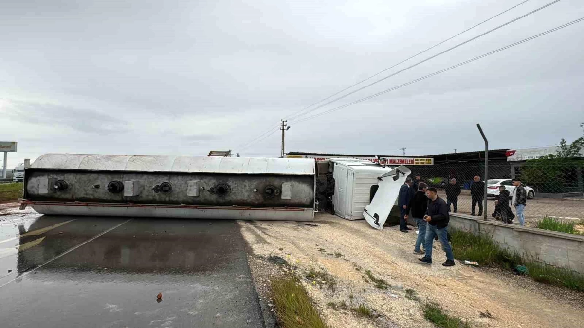 Gaziantep-Nizip Karayolu\'nda Tanker Devrildi, Yol Trafiğe Kapatıldı