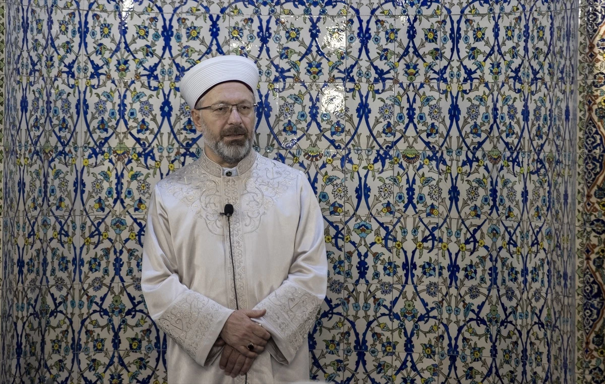 Diyanet İşleri Başkanı Ali Erbaş, Sakarya\'da Ramazan Teravih Namazını Kıldırdı