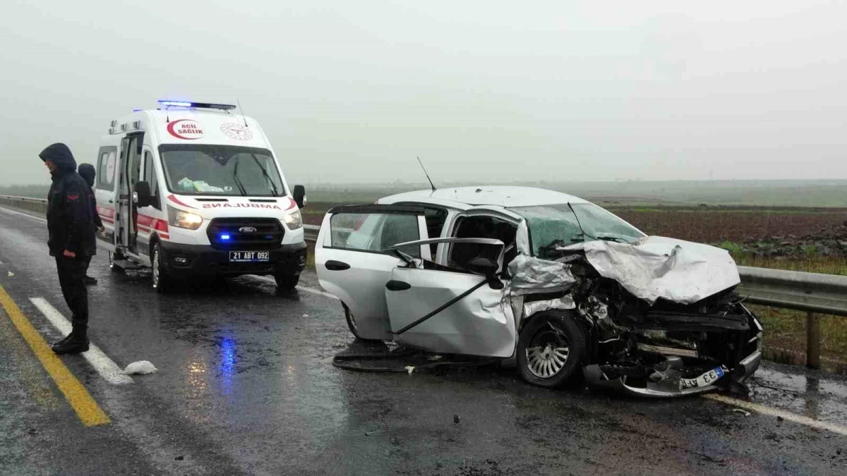 Diyarbakır-Eğil Yolunda Otomobil ile Minibüsün Kafa Kafaya Çarpışması Sonucu 3 Kişi Hayatını Kaybetti