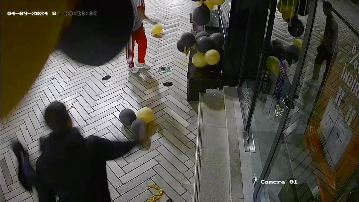 İzmit\'te Bayram İçin Asılan Balonlar Döner Bıçaklarıyla Parçalandı