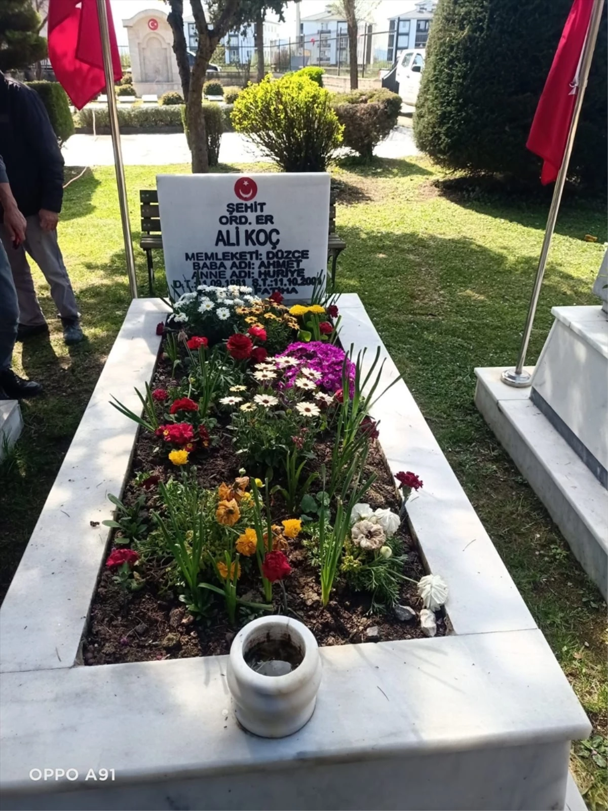 Düzce\'de bayram öncesi bakımdan geçirilen şehit mezarları çiçeklendirildi