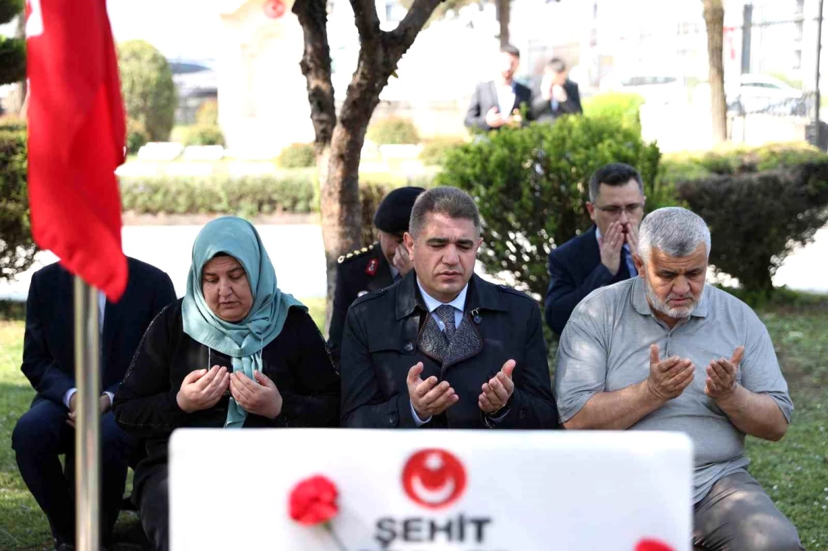 Düzce Valisi Selçuk Aslan ve Heyeti Şehitliği Ziyaret Etti