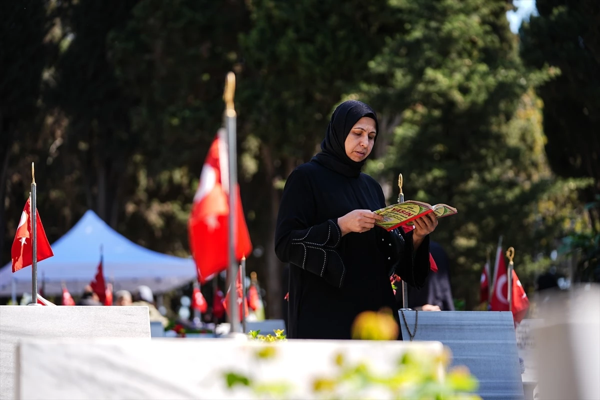 İstanbul\'da şehit aileleri Ramazan Bayramı\'nda kabirleri ziyaret etti