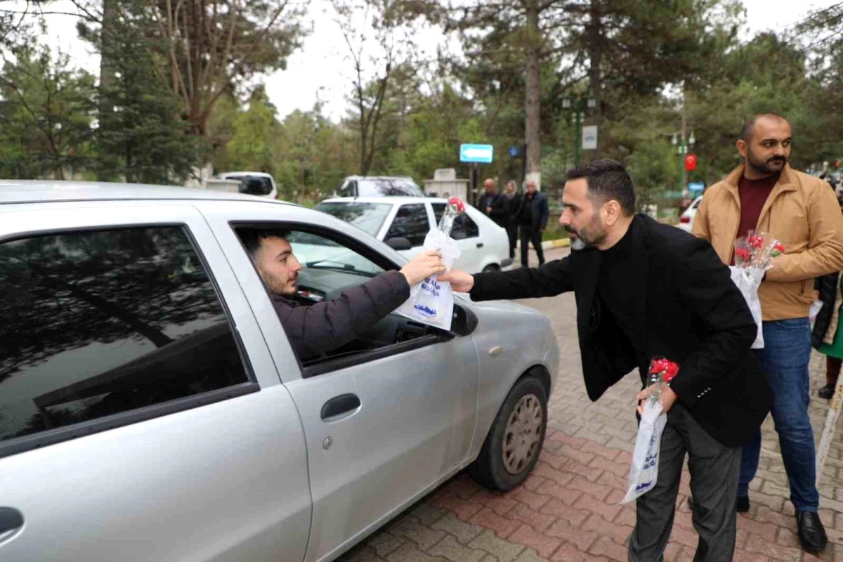 Elazığ Belediyesi Mezarlık Ziyaretinde Vatandaşlara Yasin-i Şerif, Karanfil ve Badem Şekeri Dağıttı