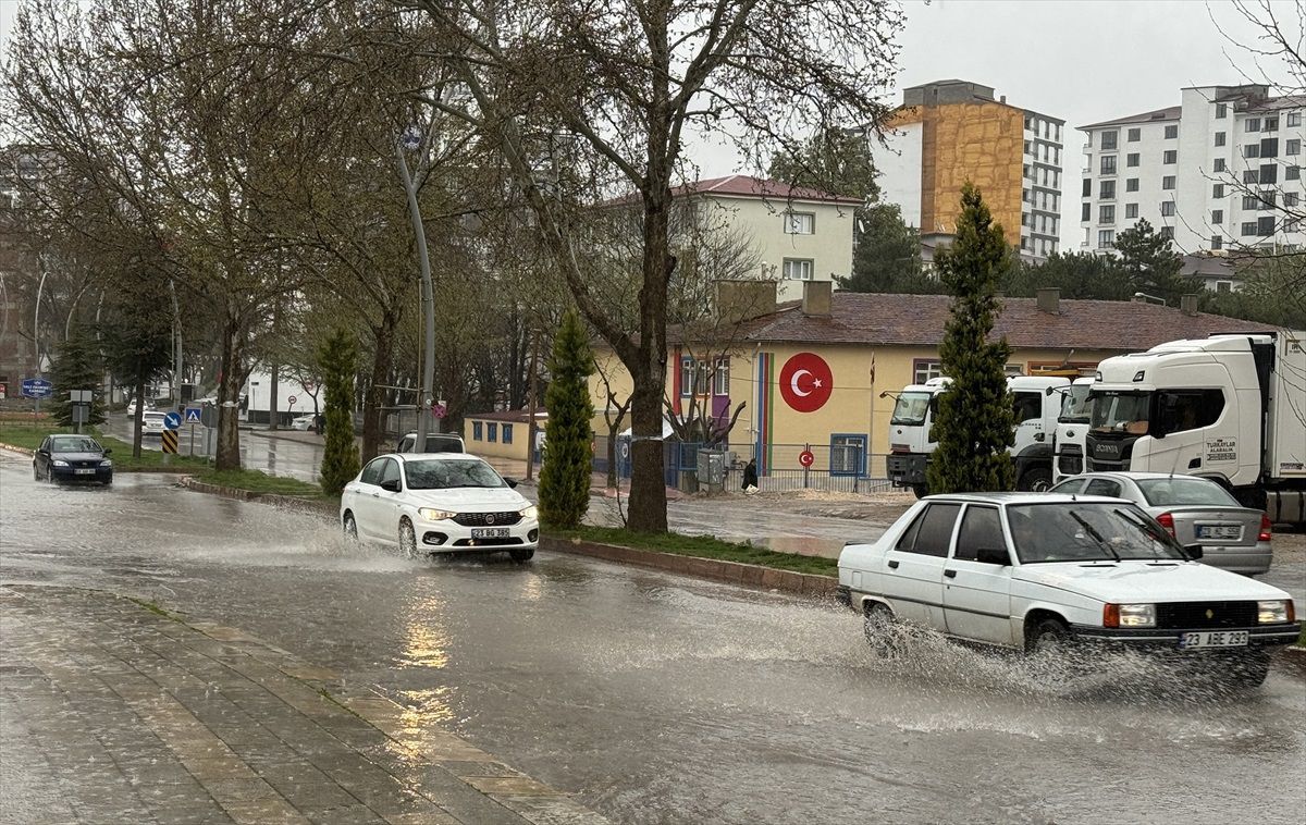 Elazığ\'da sağanak hayatı olumsuz etkiledi