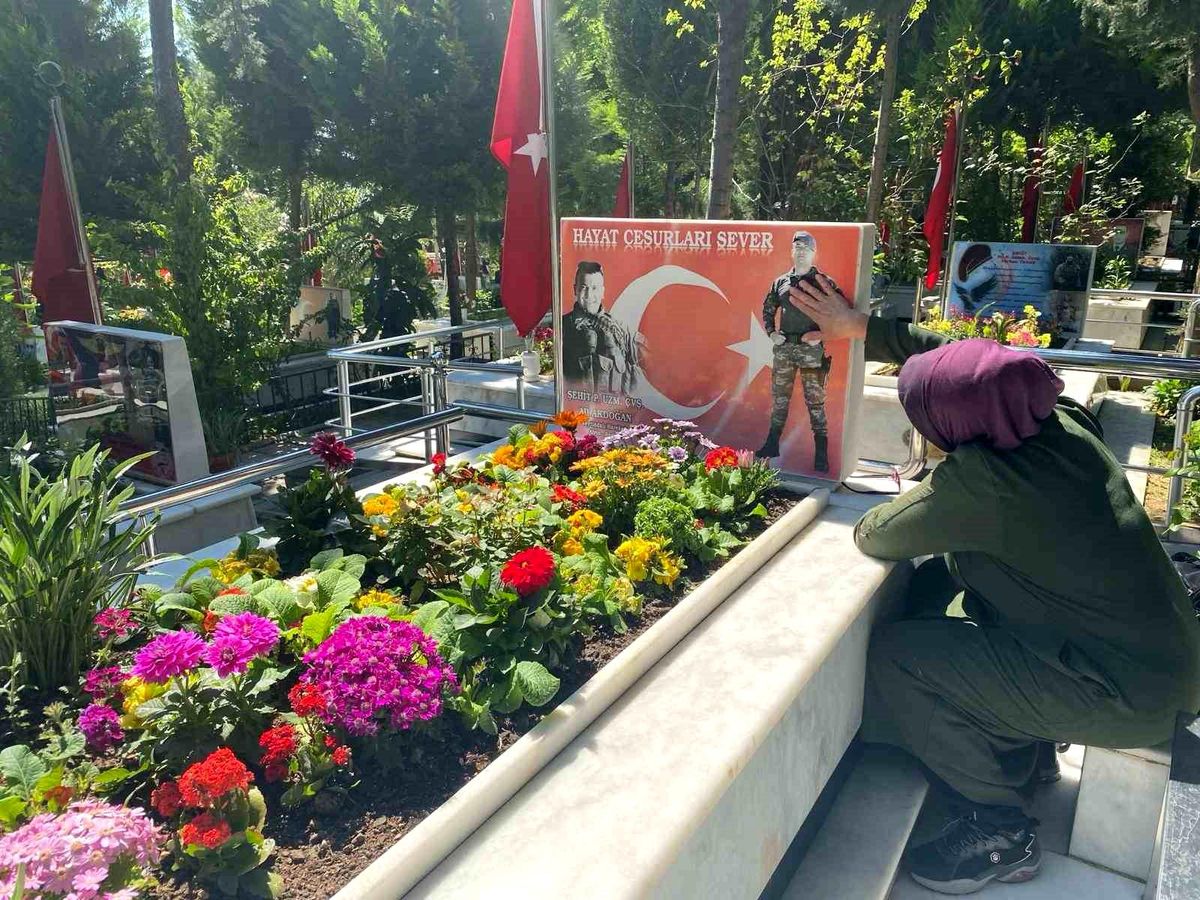 İzmir\'de Şehit Yakınları Bayram Öncesi Kabirleri Ziyaret Etti