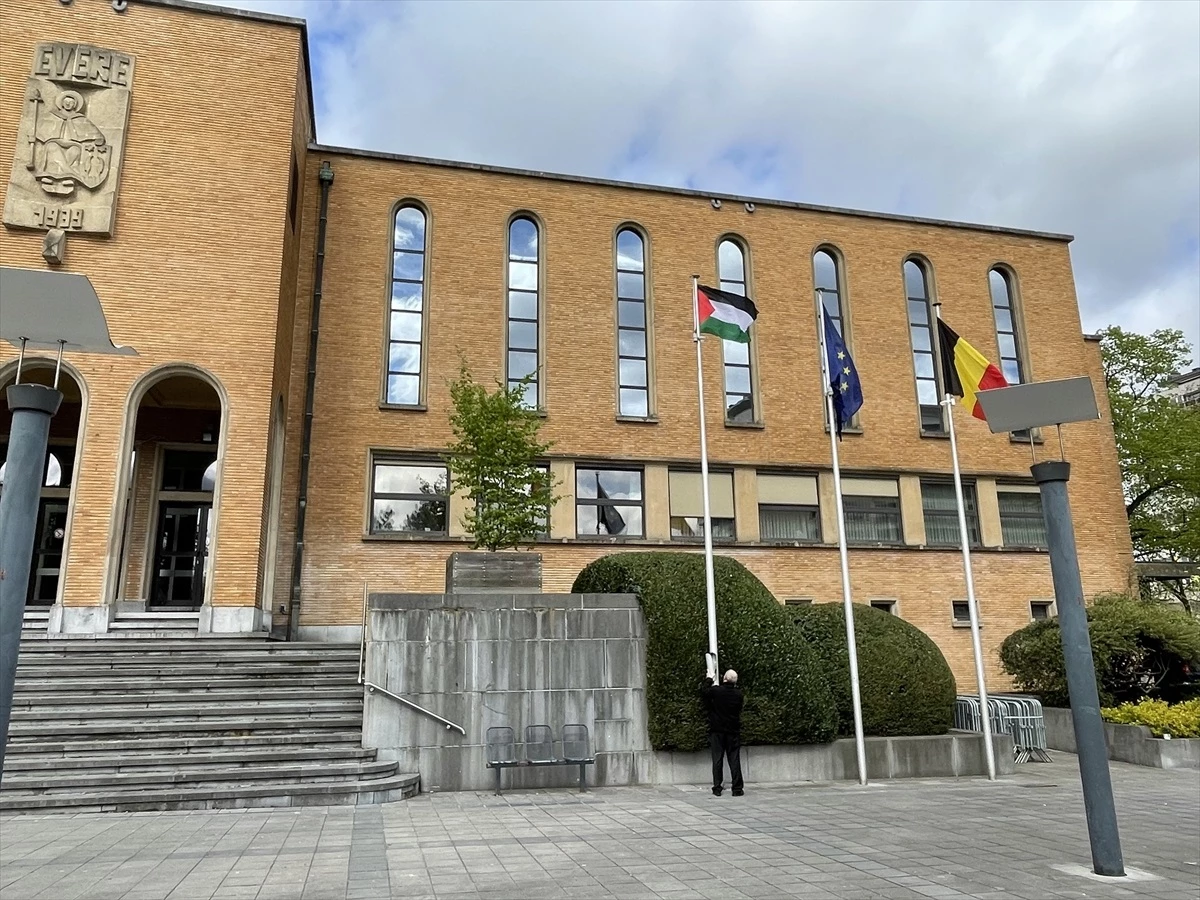 Brüksel\'deki Evere Belediyesine Filistin Bayrağı Yeniden Göndere Çekildi