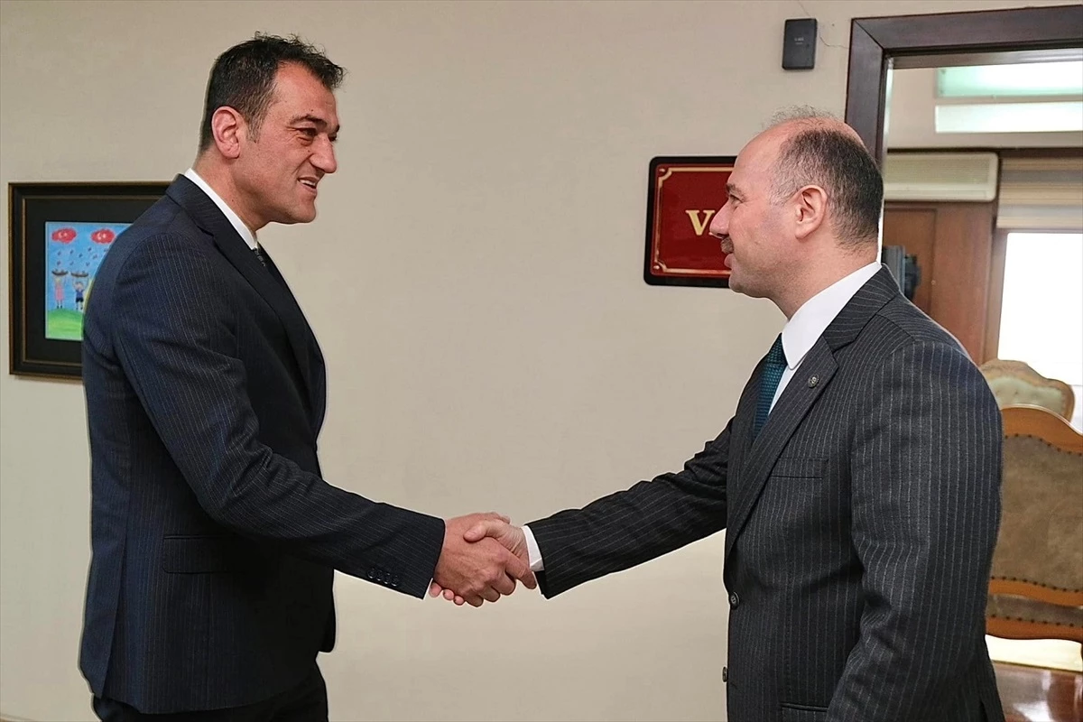 Giresun Belediye Başkanı Fuat Köse, Vali Mehmet Fatih Serdengeçti\'yi ziyaret etti