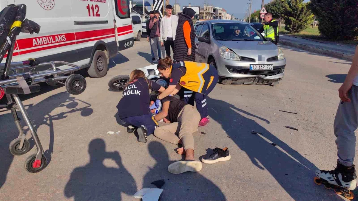 İnegöl\'de motosiklet 2 otomobille çarpıştı: Sürücü yaralandı