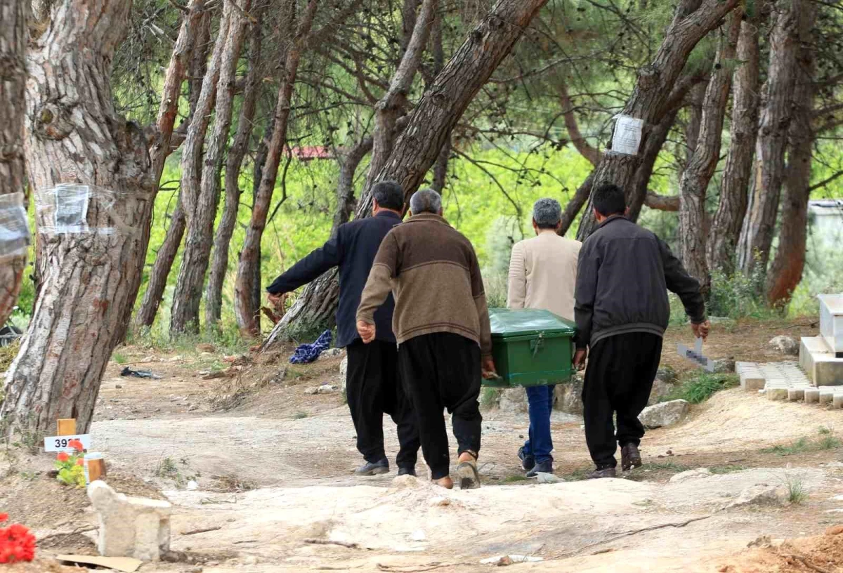 Mersin\'de 3 kişilik aileyi yakıp cezaevinde intihar eden şüphelinin cenazesi köyünde istenmedi