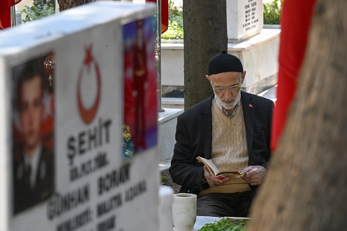 İzmir\'de şehit yakınları, Ramazan Bayramı arifesinde mezar ziyaretinde duygulu anlar yaşadı