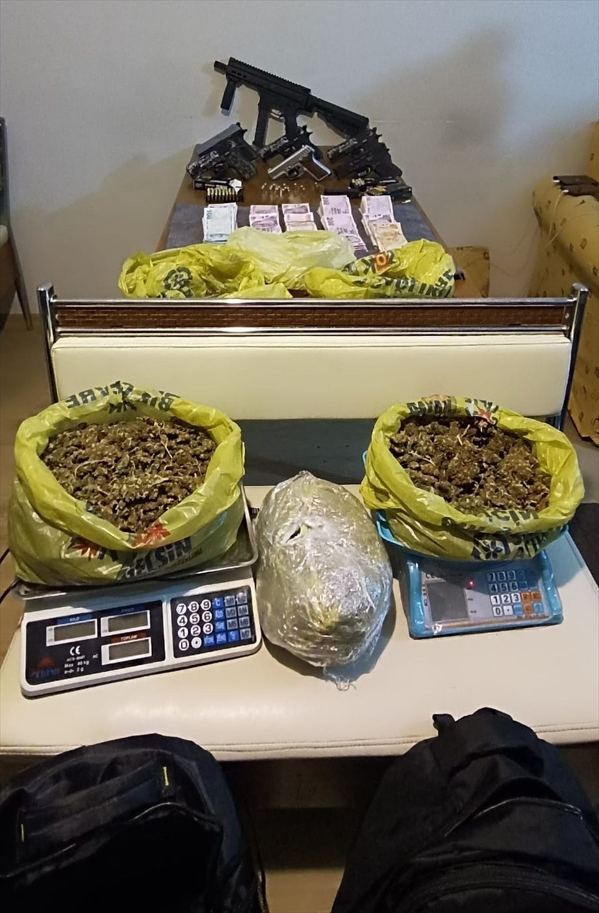 İzmir\'de uyuşturucu operasyonu: 2 tutuklama