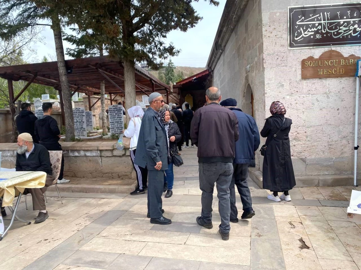 Aksaray\'da Binlerce Vatandaş Kabristanları Ziyaret Etti