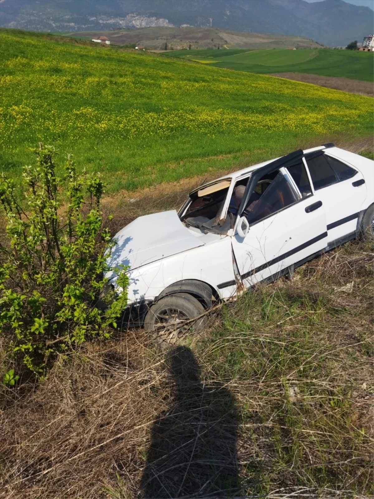 Karabük\'te tarlaya giren otomobilde 2 kişi yaralandı