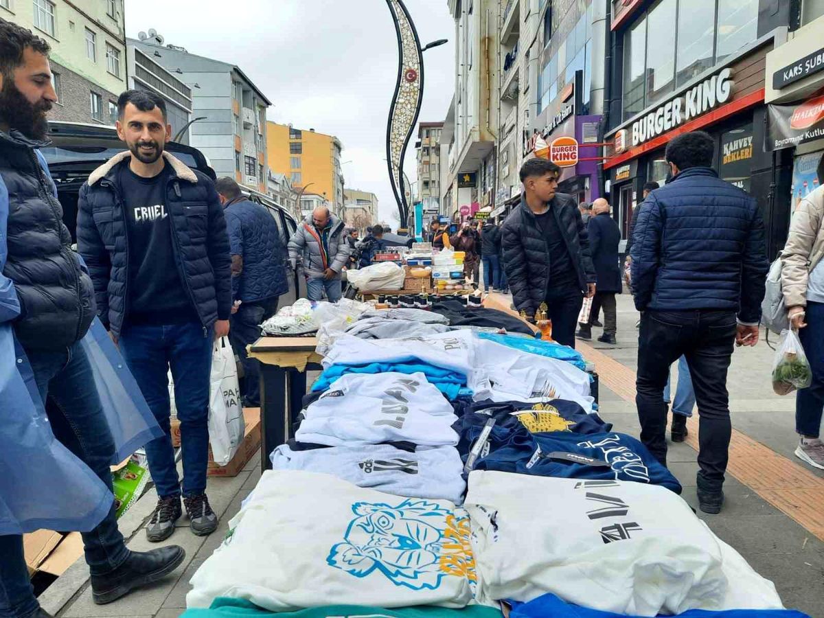 Kars\'ta Ramazan Bayramı\'na sayılı saatler kala bayram alışverişi yoğunlaşıyor