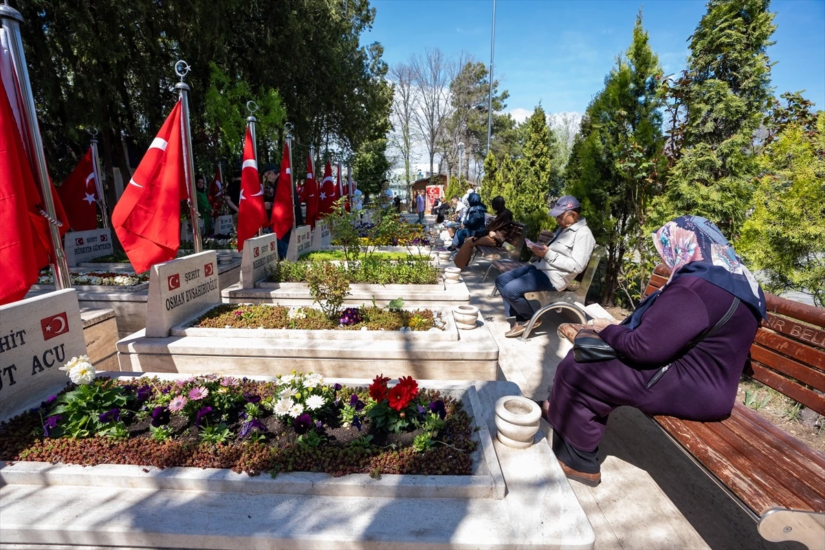 Şehit yakınları ve gaziler Karşıyaka Mezarlığı\'ndaki 15 Temmuz Şehitliği\'ni ziyaret etti