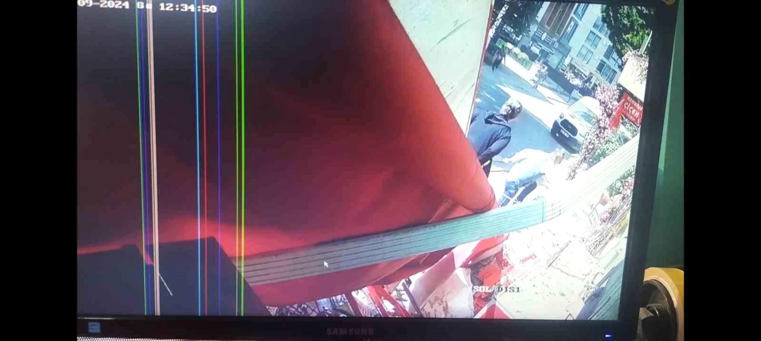 Kartal\'da 1 kişinin yaralandığı balkon çökme anı kamerada