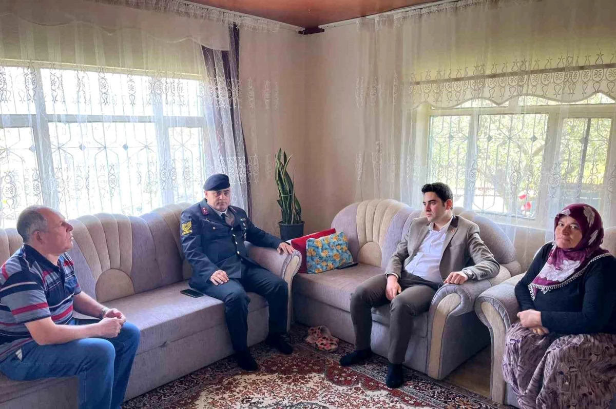 Çavdarhisar Kaymakamı Şehit Polis Memuru Ramazan Bülbül\'ün ailesini ziyaret etti