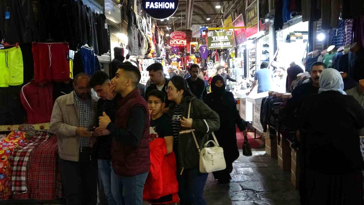 Kayseri\'de Ramazan Bayramı\'na 1 Gün Kala Tarihi Kapalı Çarşı Yoğunluk Yaşadı