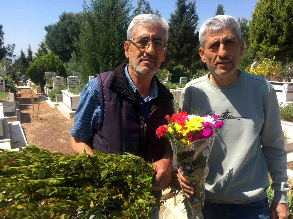 Aydın\'da Ramazan Bayramı nedeniyle Kemer Mezarlığı\'na vatandaşlar akın etti