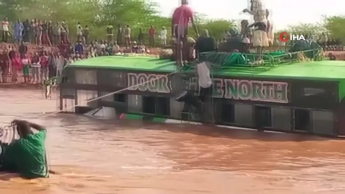 Kenya\'da sel sularına kapılan otobüsteki 51 kişi halat yardımıyla kurtarıldı