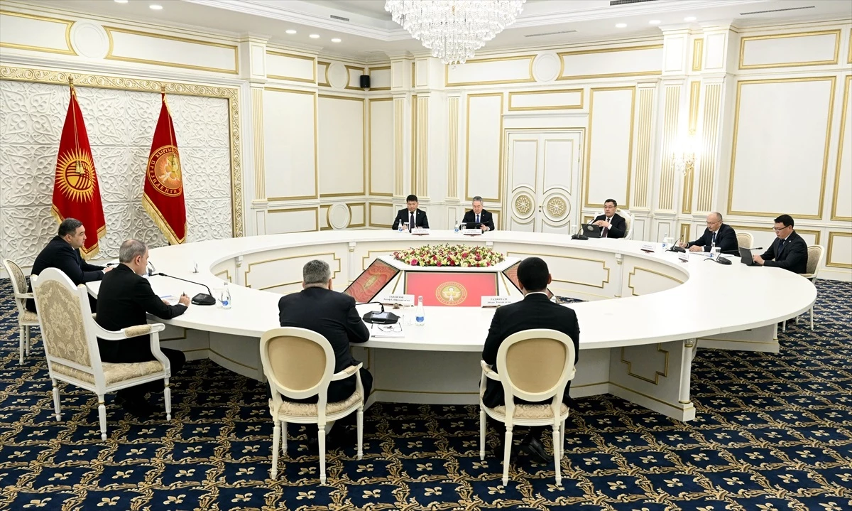 Kırgızistan Cumhurbaşkanı Sadır Caparov, Azerbaycan Dışişleri Bakanı Ceyhun Bayramov\'u kabul etti
