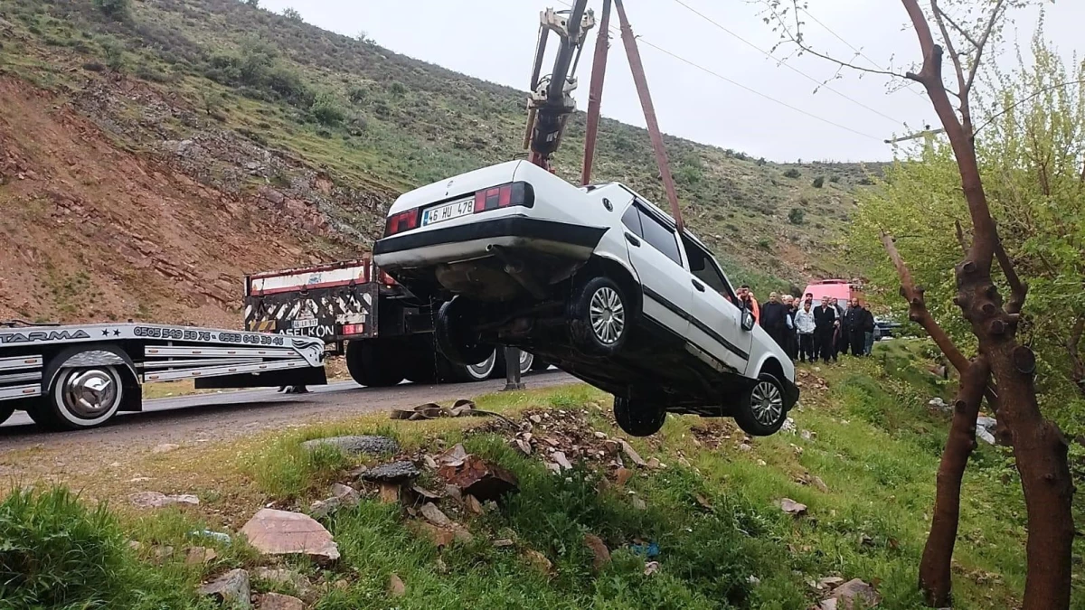 Kahramanmaraş\'ta Gölete Uçan Otomobilde 2 Kişi Yaralandı