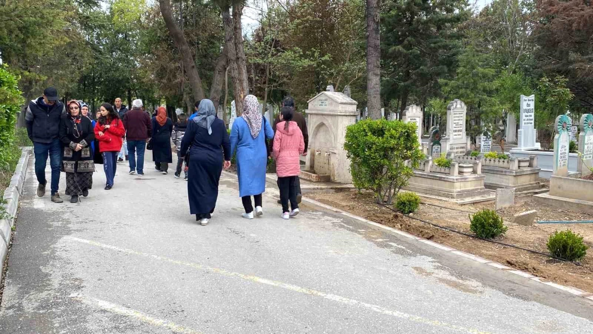 Konya\'da Ramazan Bayramı öncesi şehitlik ve mezarlıklarda yoğunluk