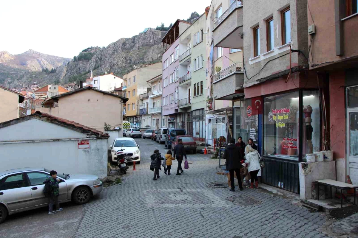 Amasya\'da Terzi, İsrafı Önleyip Para Kazanıyor