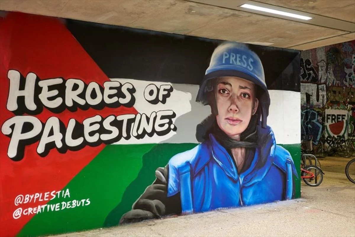 Gazze\'deki gazetecileri desteklemek için Londra\'da duvarlara portreler çizildi