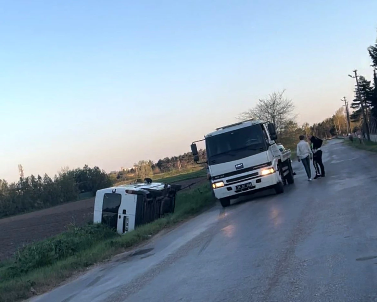 Lüleburgaz\'da minibüs kaza yaptı