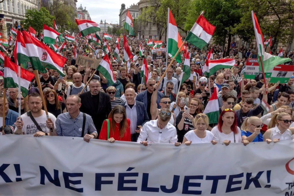 Macaristan\'da Peter Magyar\'ın Gösterisi: Orban Hükümeti İstifa Etmeli