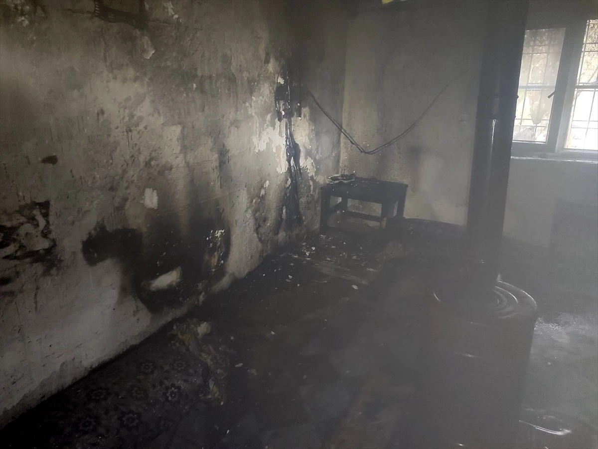 Mardin\'de bir ev yıldırım isabeti sonucu tamamen yandı