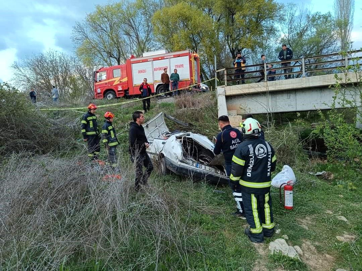 Denizli\'de Motosiklet ile Otomobil Çarpıştı: 3 Kişi Hayatını Kaybetti