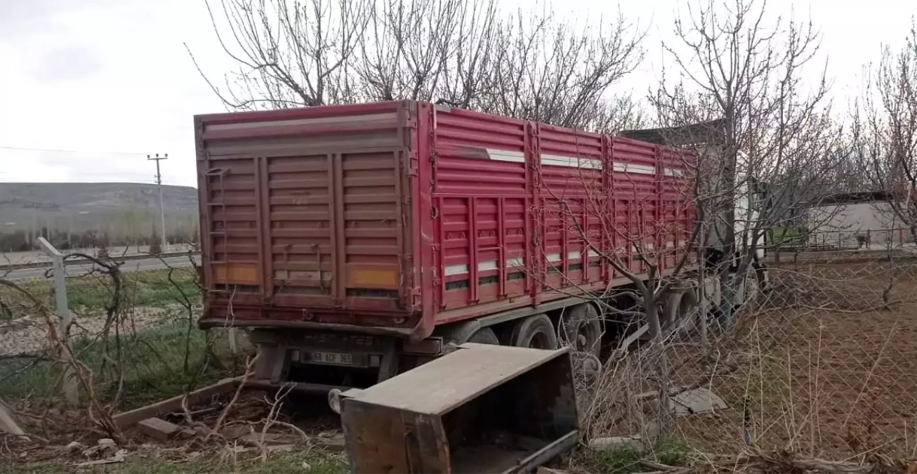 Niğde\'de yoldan çıkan tır, yol kenarındaki evin bahçesine daldı