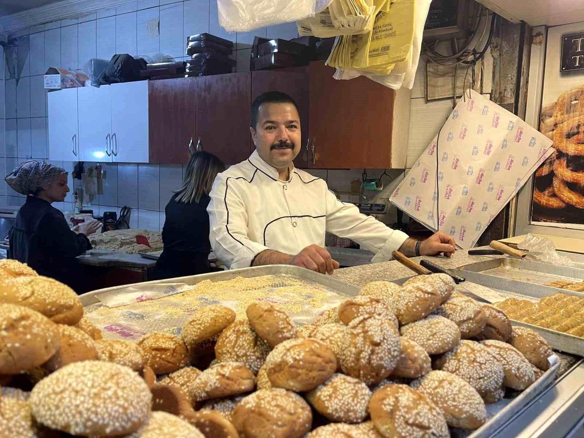 Osmaniye\'de Bayram Kömbesi Üretimi Yoğun Mesaiyle Devam Ediyor