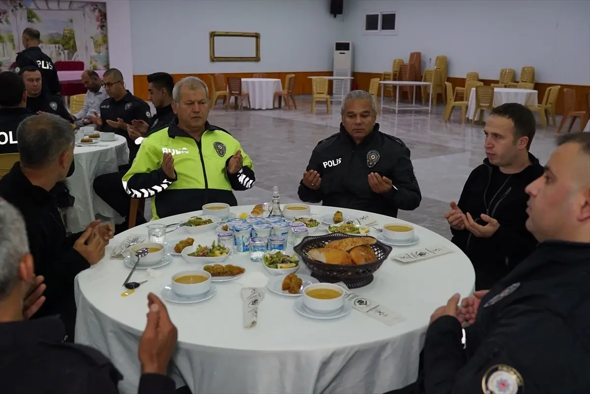 Osmaniye\'nin Sumbas ilçesinde polisler iftarda buluştu