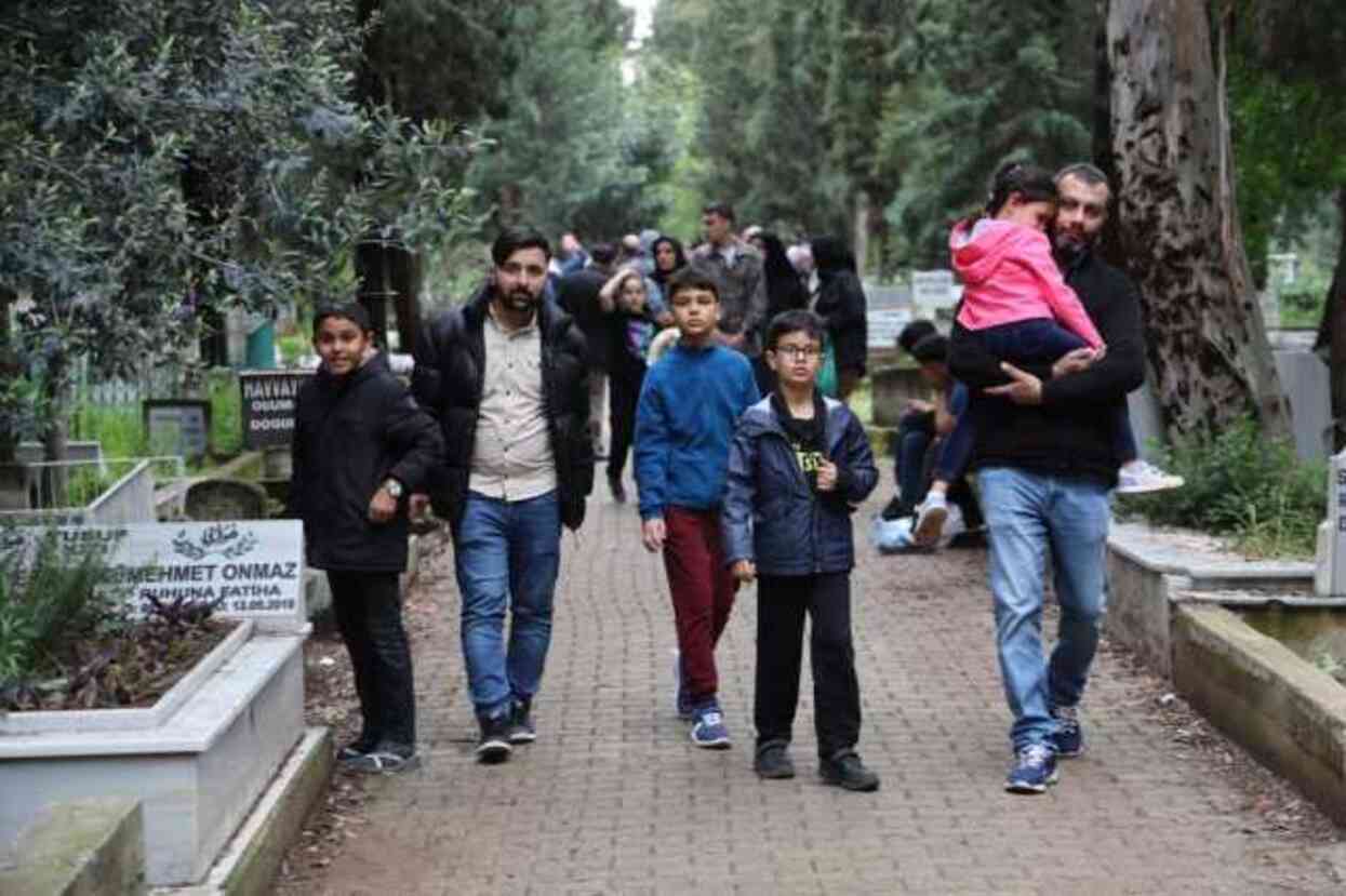 Ramazan Bayramı arifesinde mezarlıklarda 'sahte hoca' denetimi: Duayı yanlış okuyanlar dışarı çıkartıldı