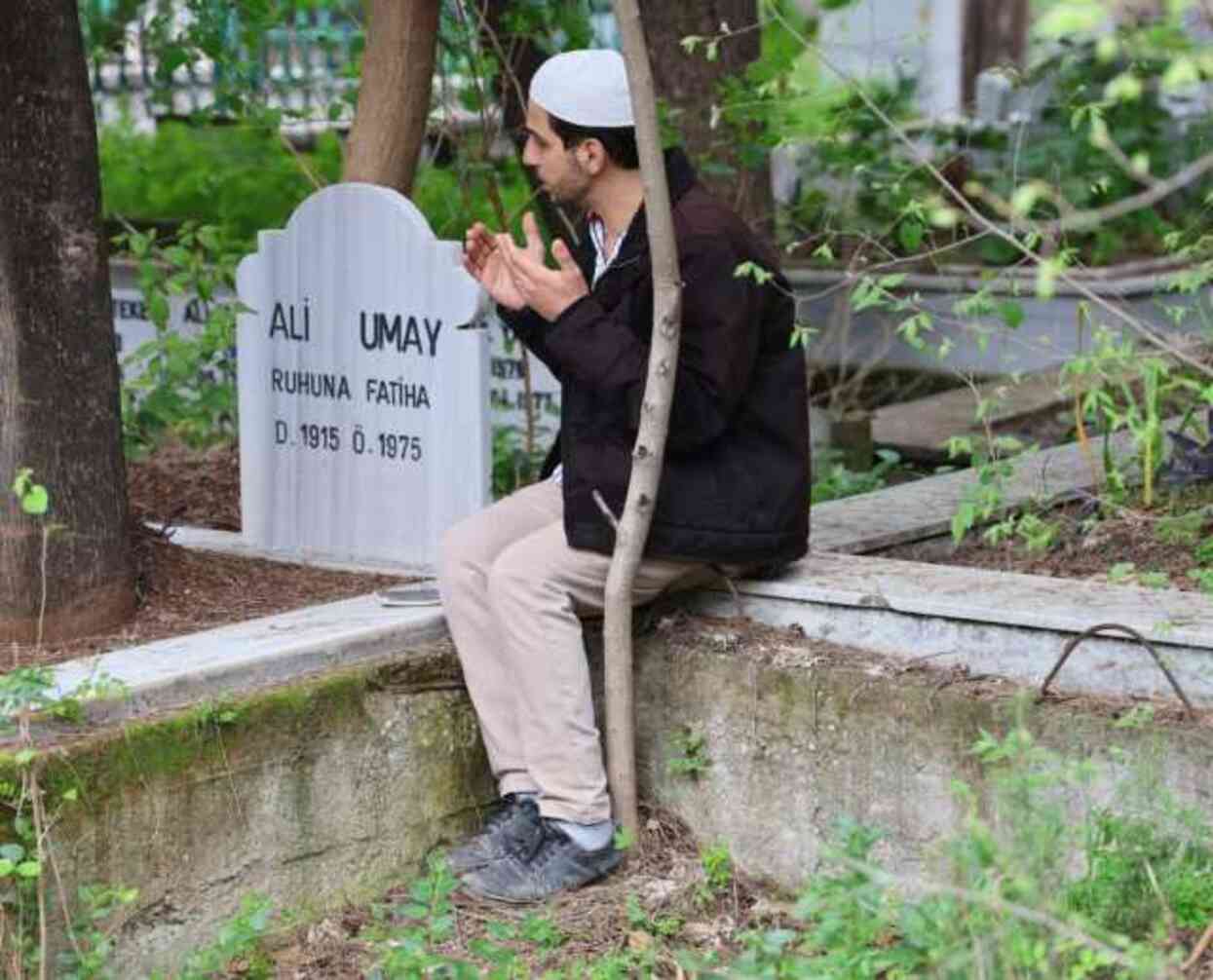 Ramazan Bayramı arifesinde mezarlıklarda 'sahte hoca' denetimi: Duayı yanlış okuyanlar dışarı çıkartıldı