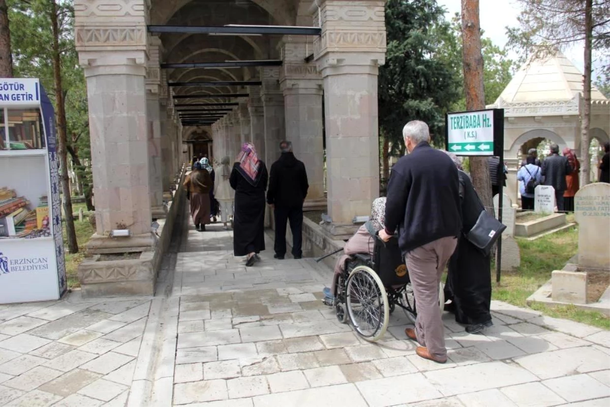 Erzincan\'da Ramazan Bayramı\'na bir gün kala mezarlık ziyaretleri