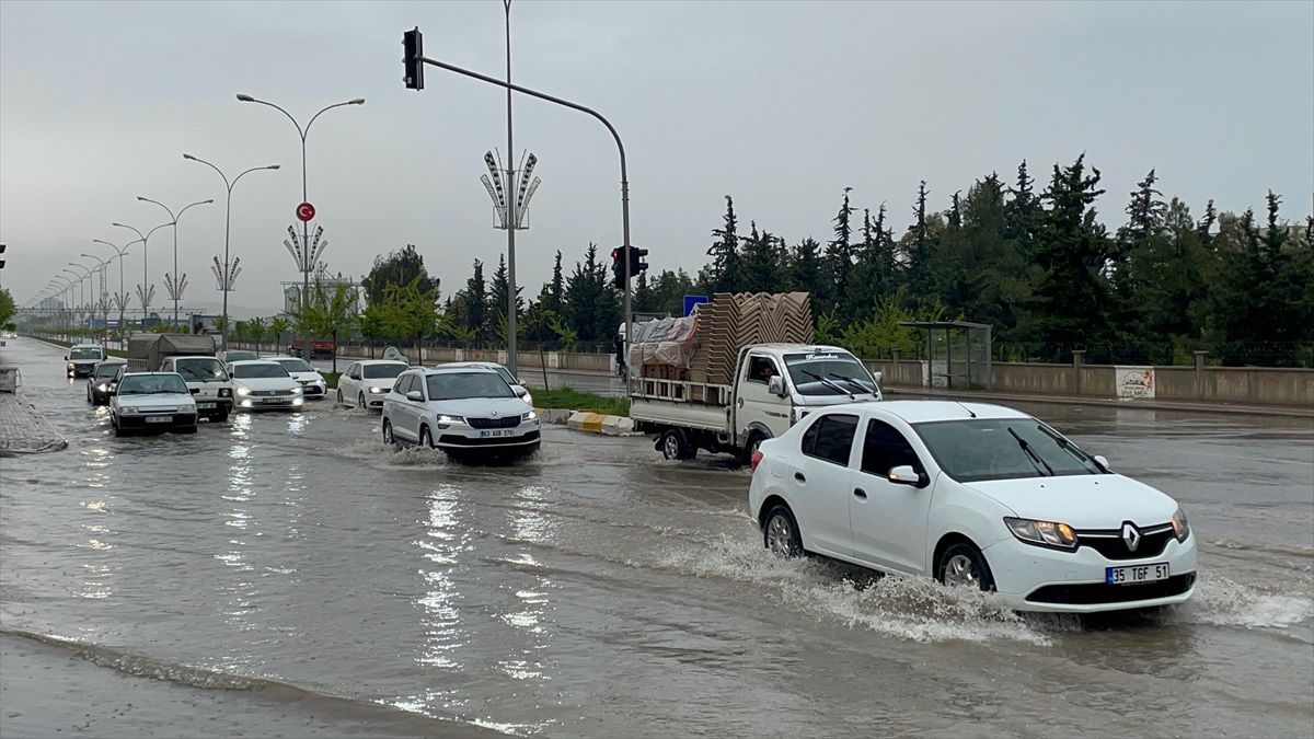 Şanlıurfa\'da gece saatlerinde başlayan yağış etkisini sürdürdü