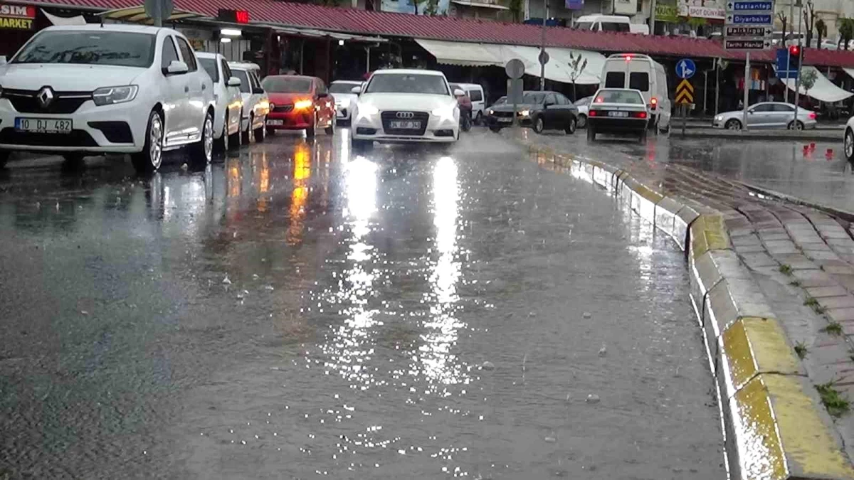 Şanlıurfa\'da Sağanak Yağış Etkisini Sürdürüyor