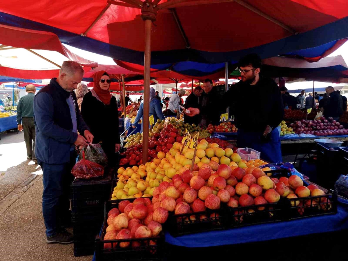 Eskişehir\'de Ramazan Bayramı\'nda Evde Misafir Ağırlamak İçin Hazırlık Yapan Vatandaşlar Semt Pazarlarında Yoğunluk Oluşturdu