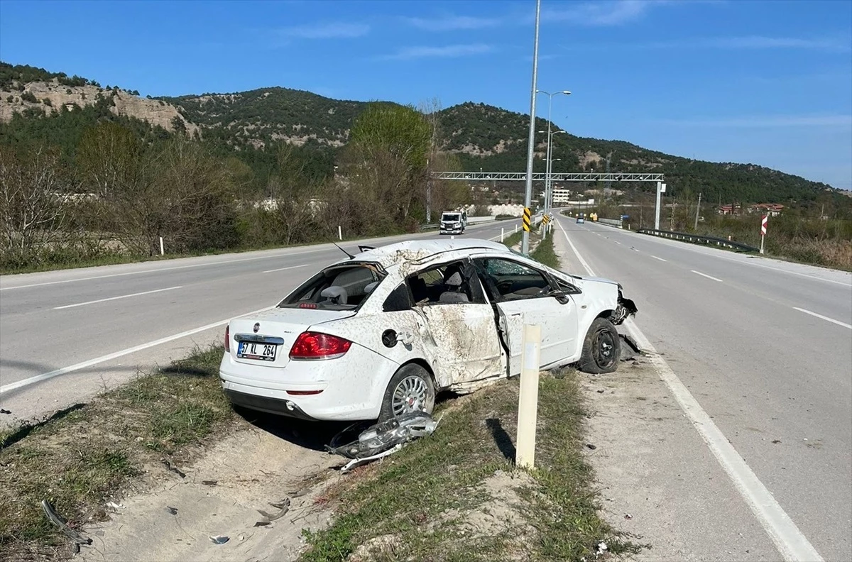 Sinop\'ta otomobil refüje devrildi: 2 kişi ağır yaralandı