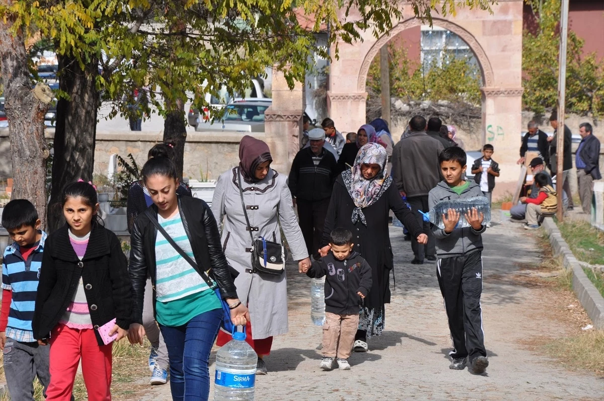 Sorgun\'da Vatandaşlar Bayram Arifesinde Mezarlıklara Akın Etti