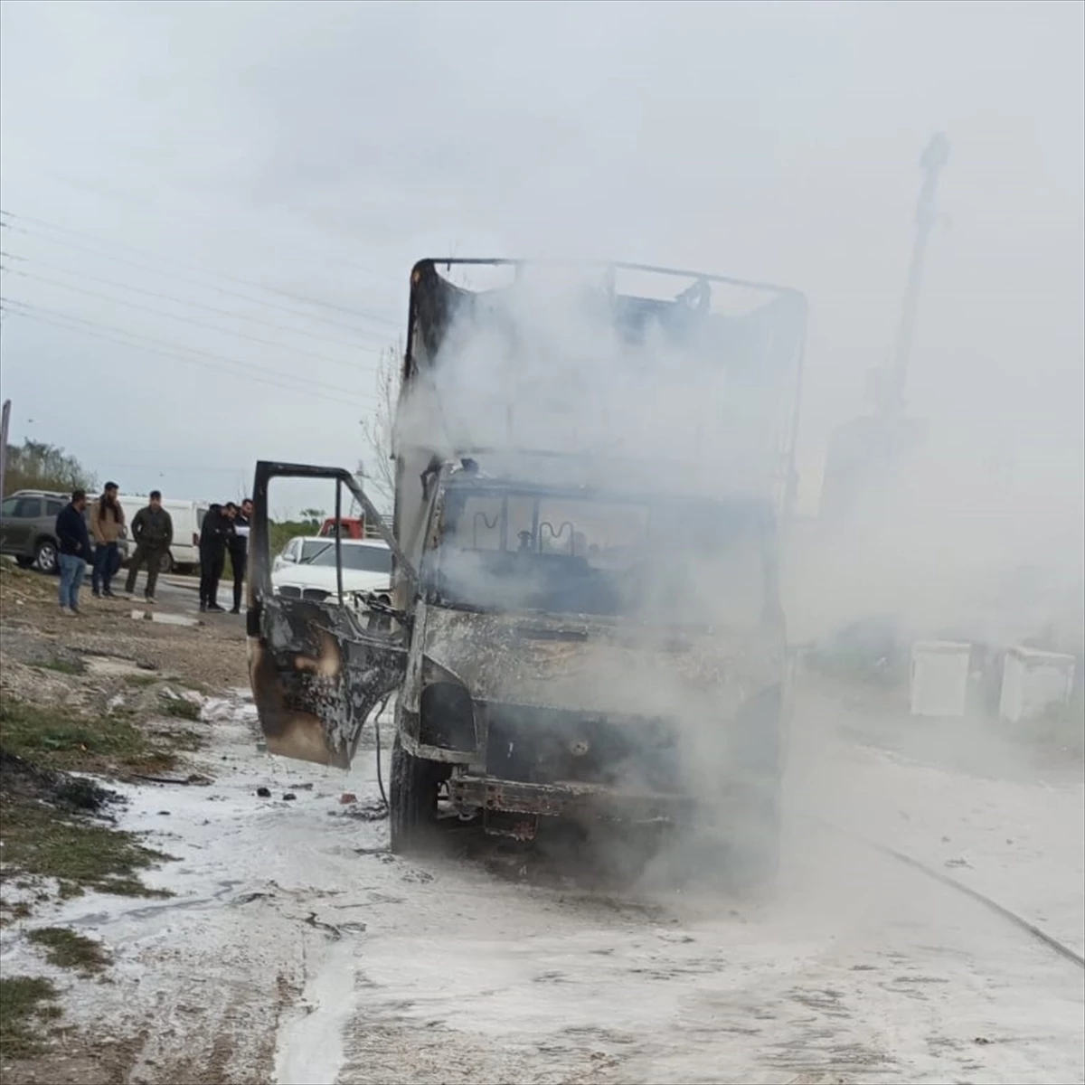 Tarsus\'ta seyir halindeki kamyonette çıkan yangın söndürüldü