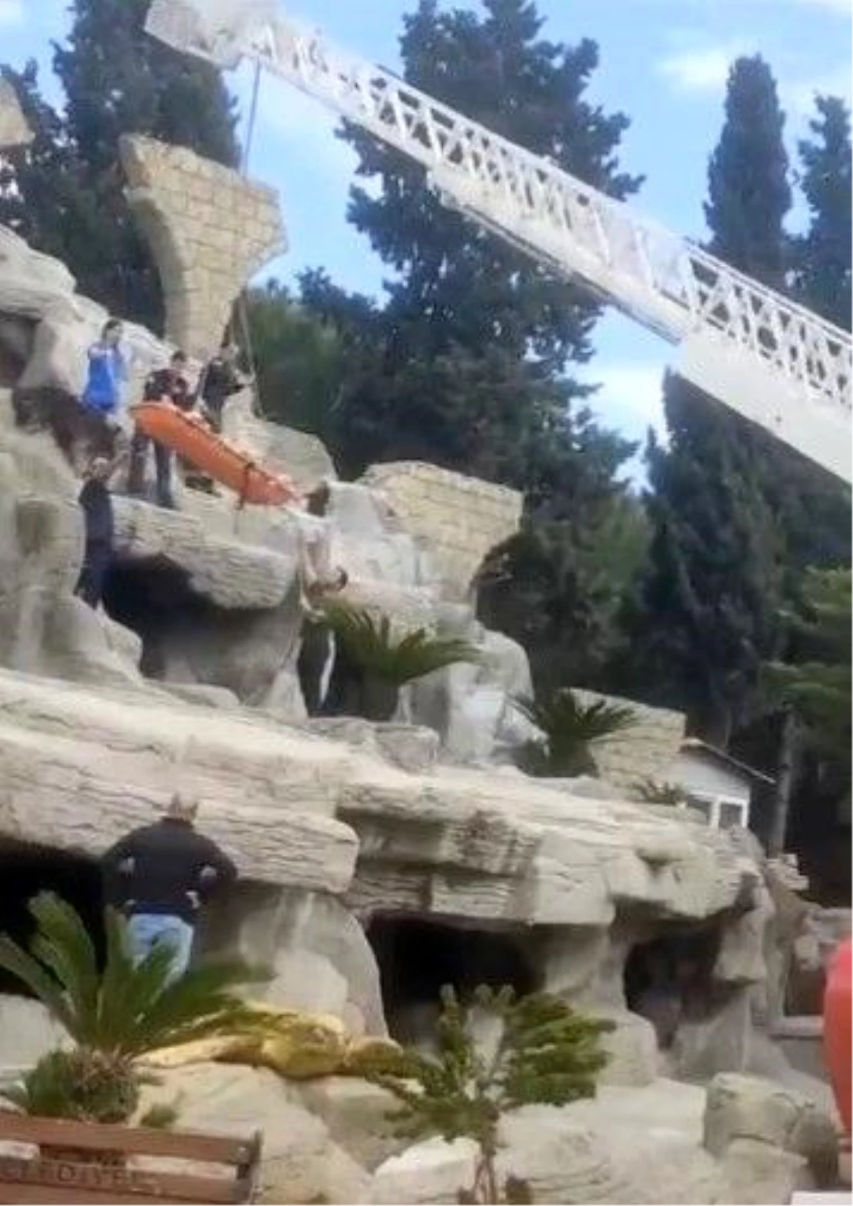Antalya\'da turist yapay şelalenin tepesinde mahsur kaldı